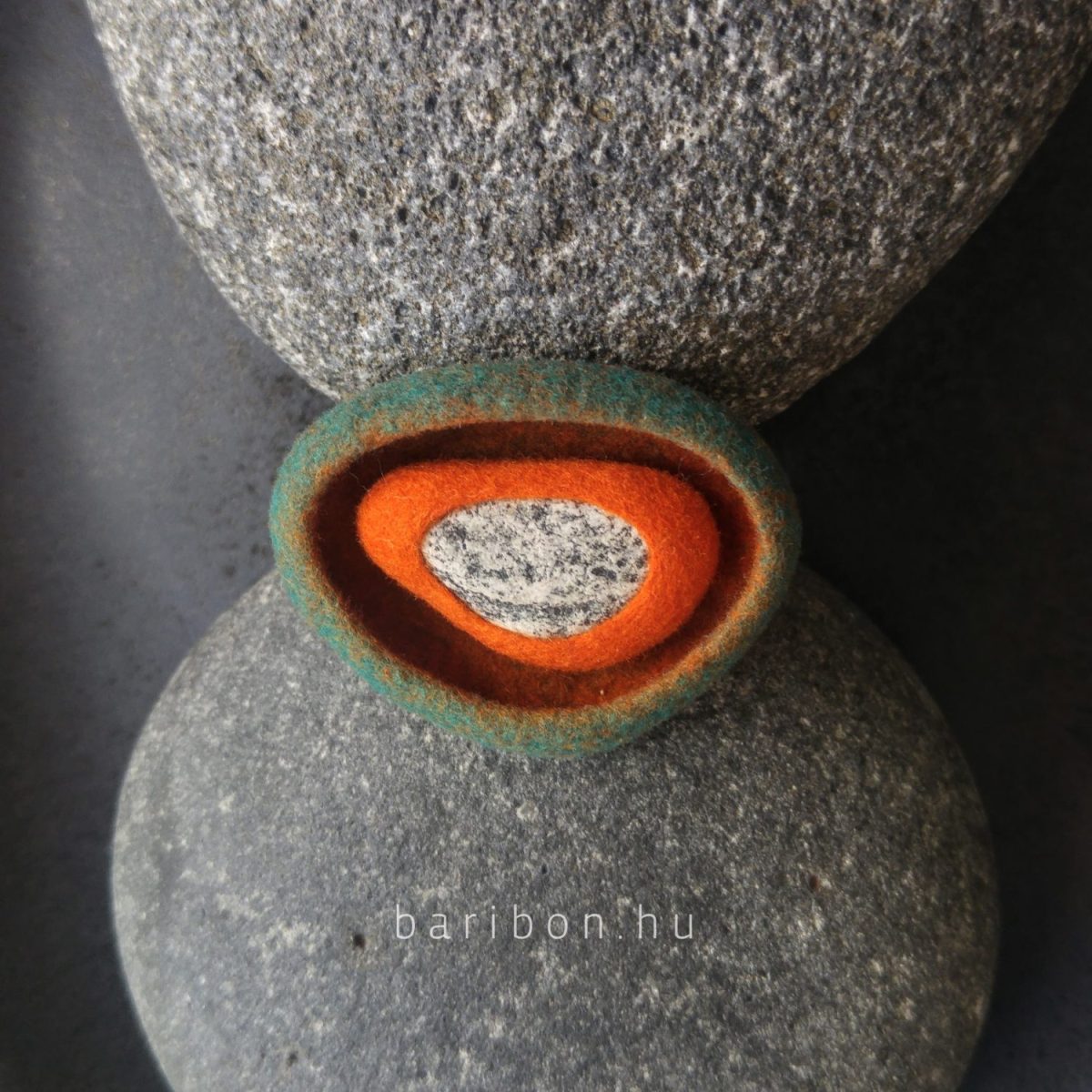Turqoise and orange ring with triangle shaped pebble – Baribon