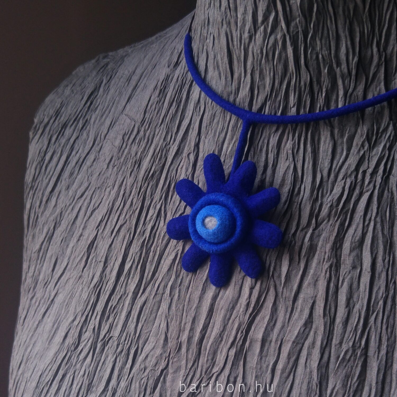 Flower shaped short necklace in blue - middle size