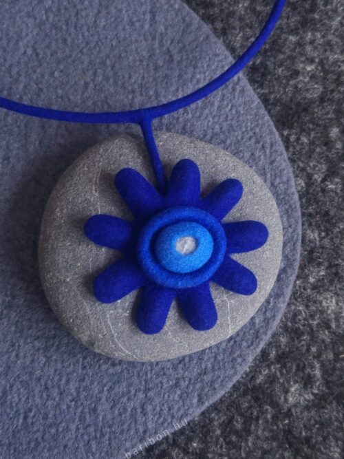 Flower shaped short necklace in blue - middle size