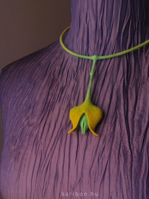Short green lily necklace