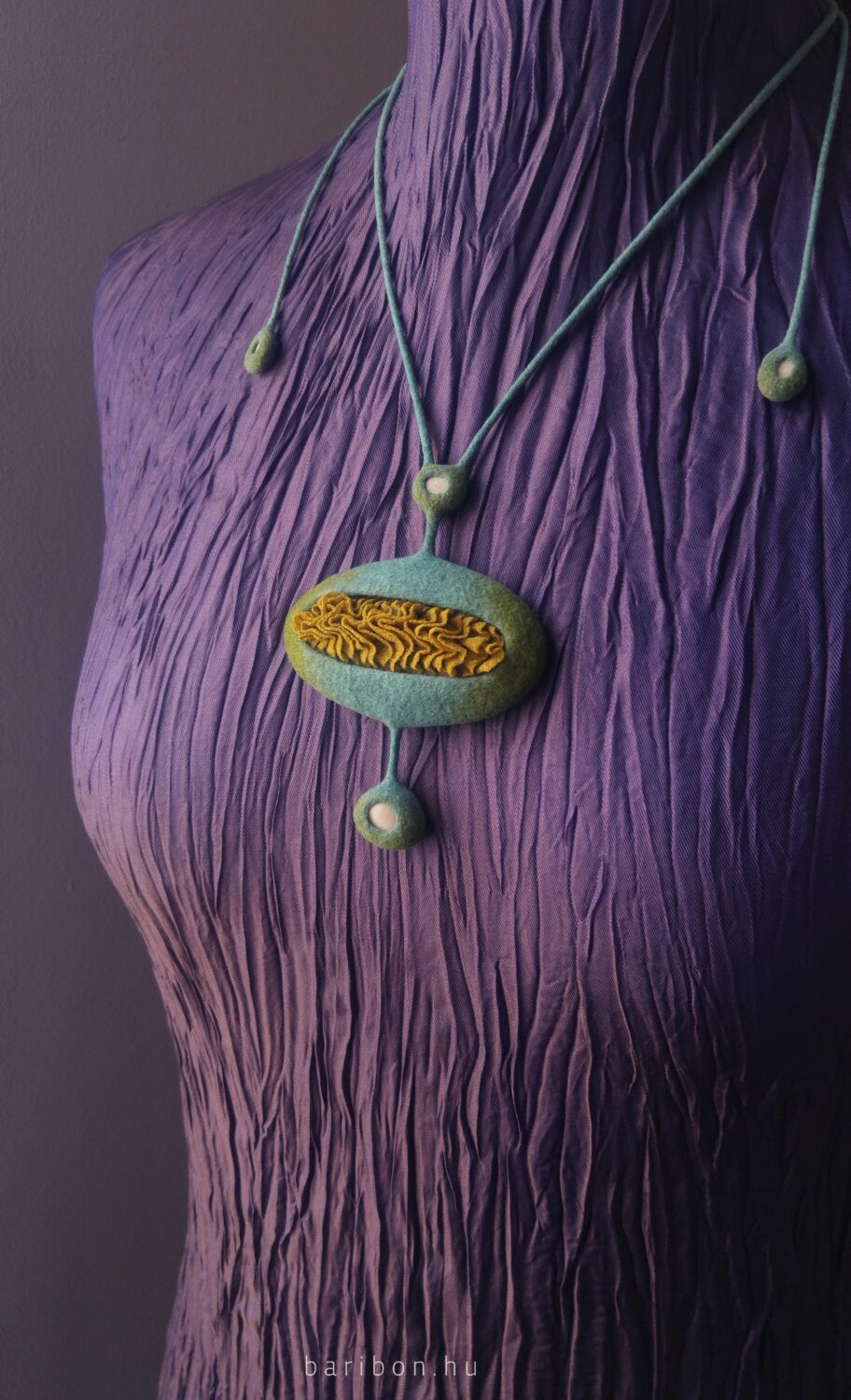 Creased silky necklace - with pebbles