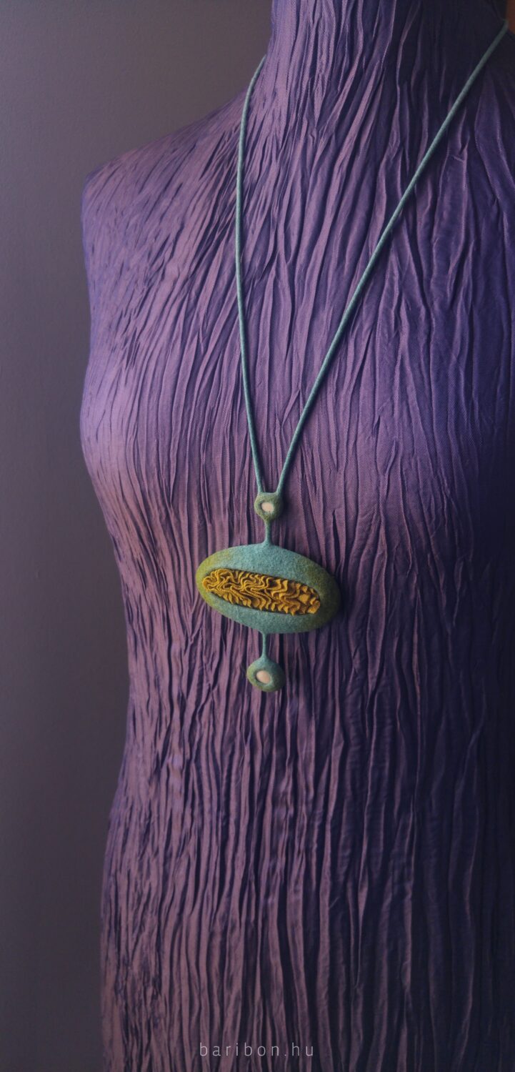 Creased silky necklace - with pebbles