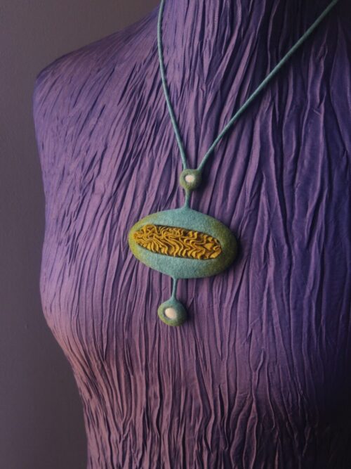 Creased silky necklace - with pebbles