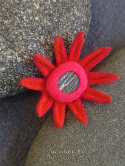 Flower shaped red and magenta pebble ring